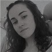 Profesora cursando Grado universitario apta para dar materia a estudiantes de primaria y secundaria.